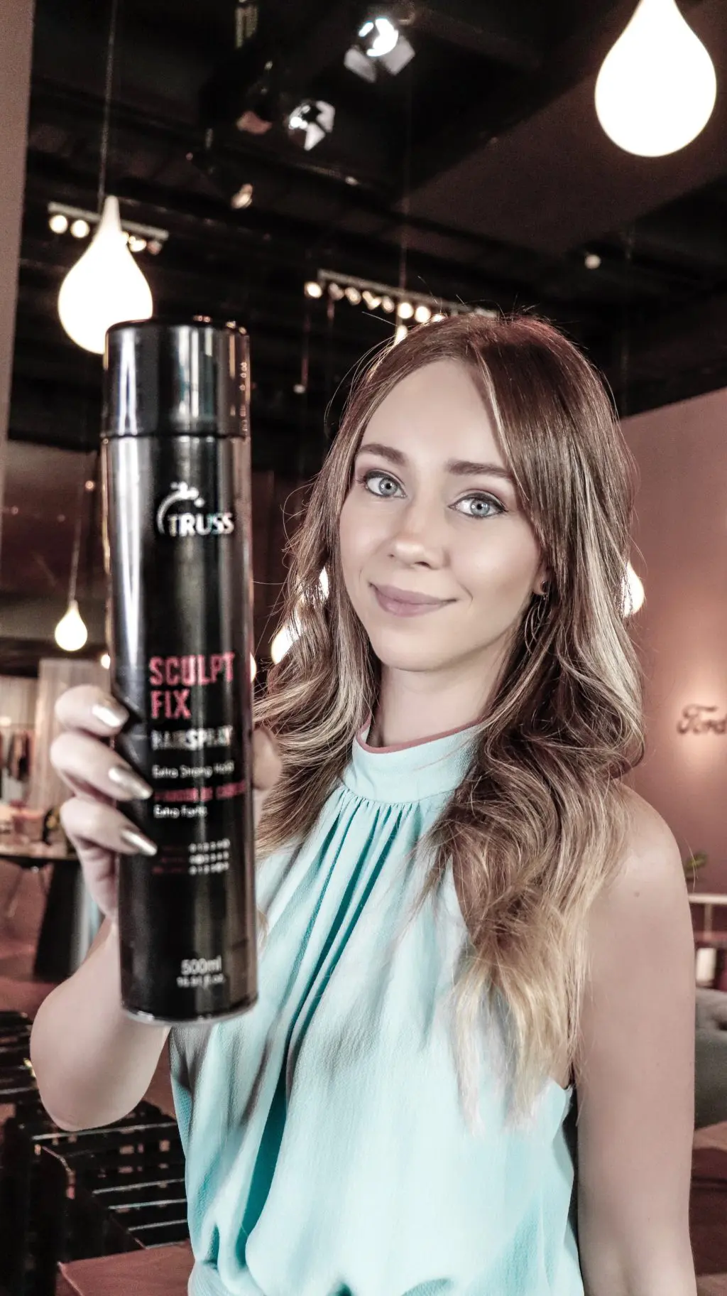 Laura Kassab com spray Truss