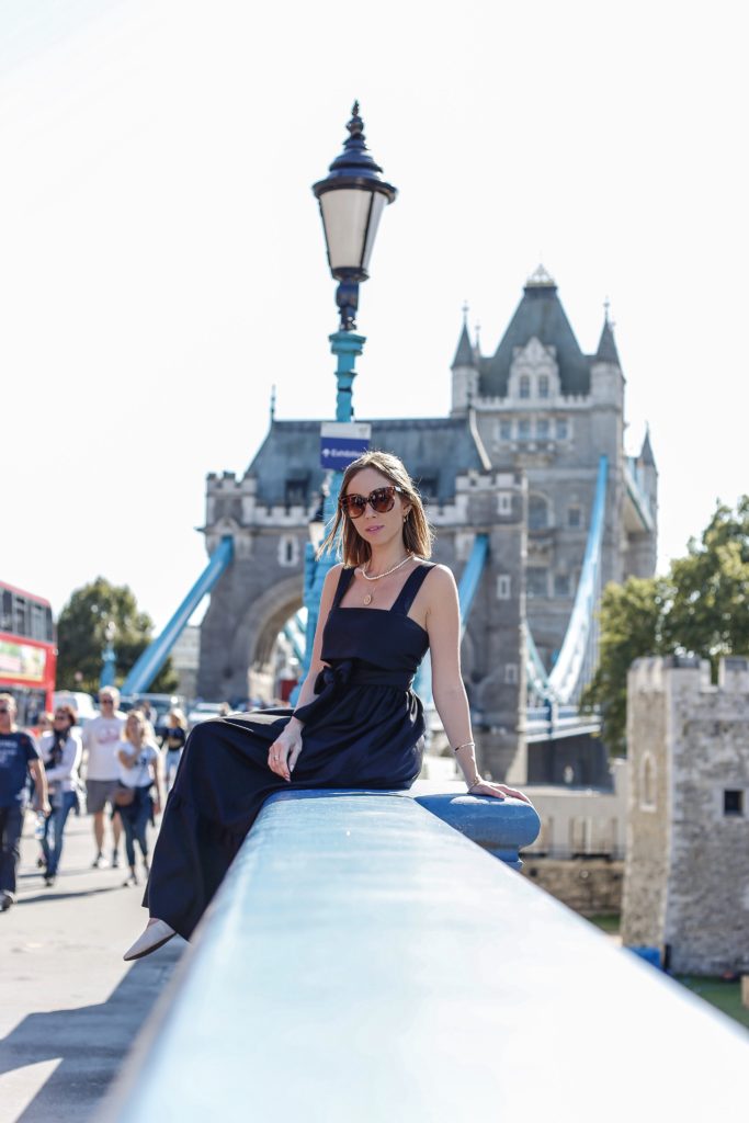 Laura Kassab na Tower Bridge de Londres na Inglaterra