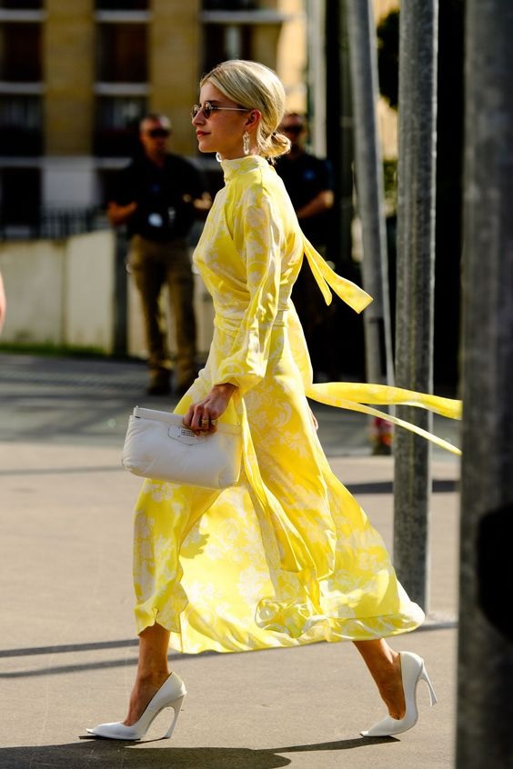 look florido amarelo da Caro Daur