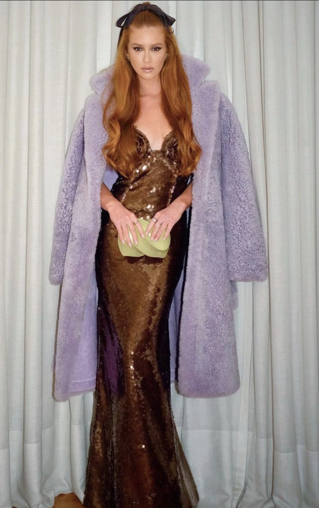 Marina Ruy Barbosa com vestido de festa marrom e lilás