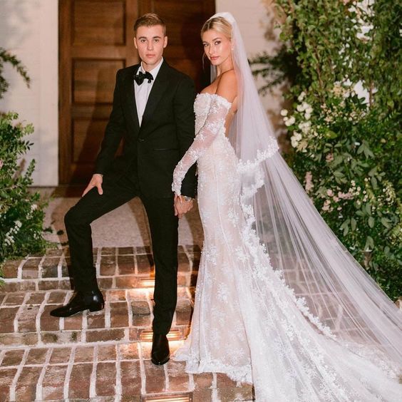 look completo de noiva da Hailey Bieber Baldwin do vestido aos acessórios e sapatos