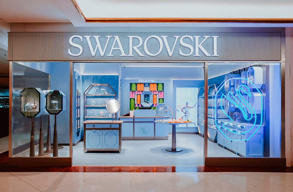 Vitrine da loja Swarovski exibindo peças da nova coleção "VENUS" de Primavera Verão 2024, inspirada nos tesouros do oceano.